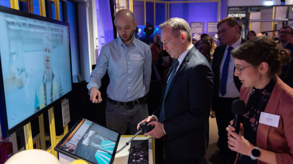 Volker Wissing bei der Eröffnung des Innovations- und Qualitätszentrums IQZ für Künstliche Intelligenz im Technikmuseum in Berlin. 