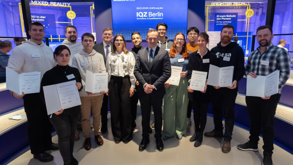 Gruppenfoto von Volker Wissing mit Teilnehmenden des Fellowship bei der Eröffnung des Innovations- und Qualitätszentrums IQZ für Künstliche Intelligenz im Technikmuseum in Berlin. 