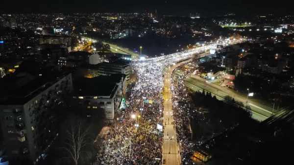 huge crowds blocking traffic in belgrade