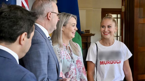 Australian Grace Tame wearing a t-shirt with “FUCK MURDOCH” meeting the PM. The image was censored on the ABC News site.

source https://www.abc.net.au/news/2025-01-25/grace-tame-wears-shirt-calling-out-rupert-murdoch/104859114