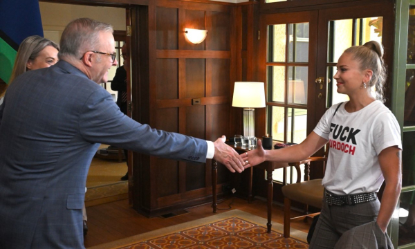 Australian Grace Tame shaking the Pms hand, wearing a “FUCK MURDOCH” t-shirt.

source https://www.theguardian.com/australia-news/2025/jan/25/grace-tame-wears-anti-murdoch-shirt-to-prime-minister-anthony-albanese-australian-of-the-year-morning-tea-ntwnfb