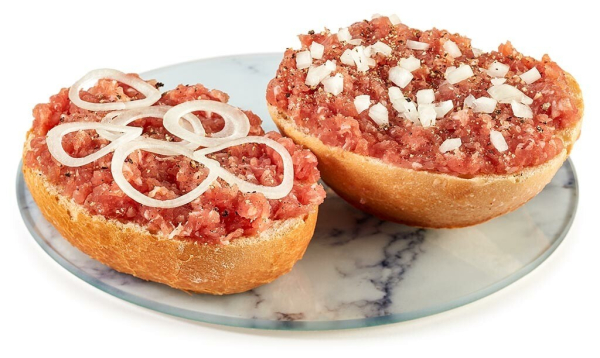 zwei halbe Mett- bzw. Hackepeter Brötchen mit Zwiebeln aus einem Teller aus Marmor, weiser Hintergrund 
guten Appetit ;-)