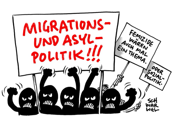 Im Vordergrund halten wütend gestikulierende Silhouetten ein großes Transparent hoch: „MIGRATIONS- UND ASYLPOLITIK!!!“ Dahinter hält eine Frau ein kleineres Schild hoch: „FEMIZIDE WÄREN AUCH MAL EIN THEMA.“ Dahinter hält ein Typ ein noch kleineres Schild: „ODER SOZIALPOLITIK“. (Credit: Schwarwel)