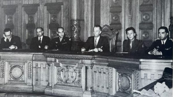 Quelle: Besuch des Ministers für die französisch besetzten Gebiete M. Schneider (René Cheval zweiter von rechts), Tübingen 1946. In: Manfred Schmid/Hans-Hermann Bennhold, Wiedergeburt des Geistes die Universität Tübingen im Jahre 1945; eine Dokumentation, Tübingen 1. Aufl. 1985, S. 92.