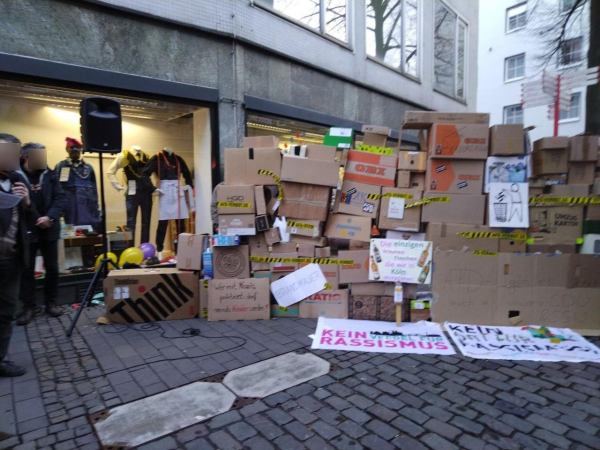 Brandmauer gegen Rechts- gebaut mit alten Kartons