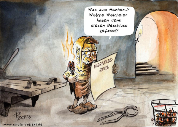 Karikatur aus dem Jahr 2023. In einem dunklen Kellergebäude steht Carsten Linnemann mit einer Fackel in der Hand und starrt auf einen Zettel, auf dem Migrationsgipfel geschrieben steht. Der Generalsekretär spricht: "Was zum Henker...? Welche Weicheier haben denn diesen Beschluss gefasst?" Linnemann trägt Holzpantoffeln, eine Mittelalterliche Haube und einen Lendenschurz. Auf dem Boden liegt eine Zange und im Hintergrund sieht man eine Folterstreckbank. Am unteren rechten Bildrand steht ein Gitterkorb mit glühenden Kohlestücken darin.