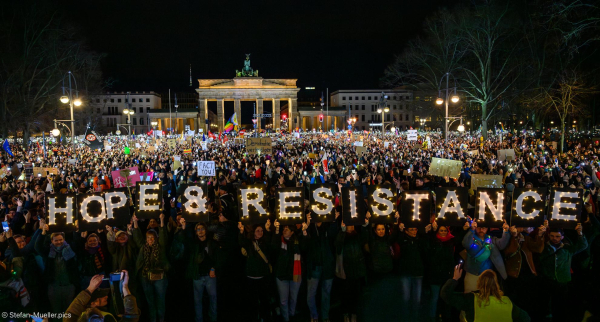 Lichtermeer am Brandenburger Tor für Demokratie und gegen den Rechtsruck, Vorn leuchtende Buchstaben: „Hope & Resistance“, Berlin, 25.01.2025