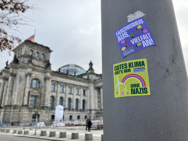 Sticker gegen rechts vor dem Deutschen Bundestag in Berlin