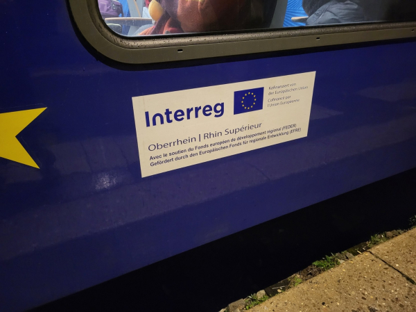 Interreg-Aufkleber der auf die Förderung durch die Europäische Union hinweist.