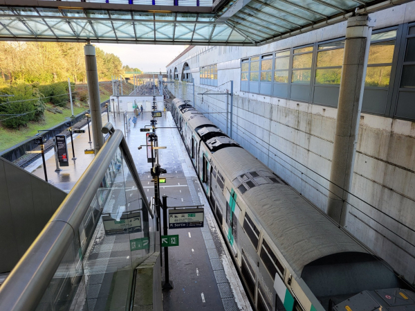 Abfahrbereiter RER in Marne-la-Vallée.