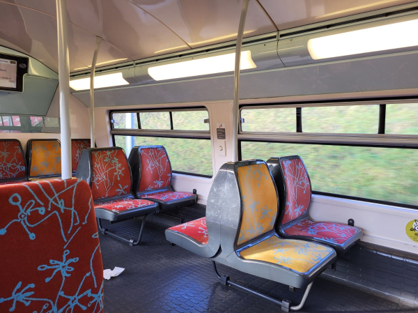 Sitz-Fenster-Teiler im Oberdeck.