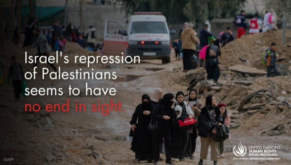 Een foto. Bron: https://x.com/UN_SPExperts/status/1883920700018504081 van "United Nations - Human Rights - Special Procedures".

In de foto is te lezen: "Israel's repression of Palestiniand seems to have no end in sight".

In de foto is een soort "weg" met veel puin te zien waarop een groep gesluierde vrouwen richting de cameraman loopt.

In de achtergrond is een ambulance te zien met openstaand portier rechts voor, en nog veel meer mannen, vrouwen en kinderen.

Rechts achter een heuvel (vermoedelijk ontstaan door een bombardement, gezien de krater daar vóór), zijn, tussen andere mensen, één of twee ambulance-broeders te zien. Wat zij daar precies doen is niet zichtbaar.

