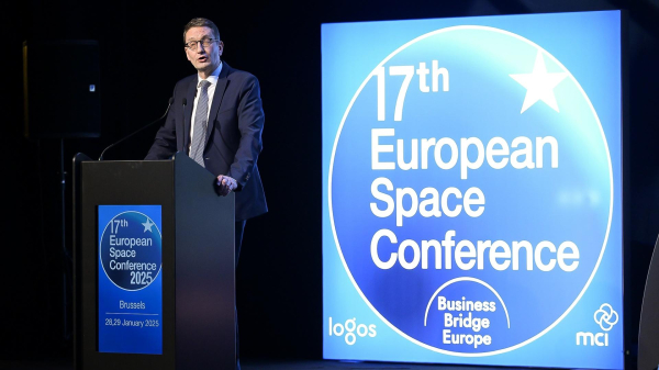 Staatssekretär Stefan Schnorr auf der 17. European Space Conference in Brüssel. Er steht auf der Bühne und hält eine Rede, im Hintergrund ist der Name der Veranstaltung zu lesen. 