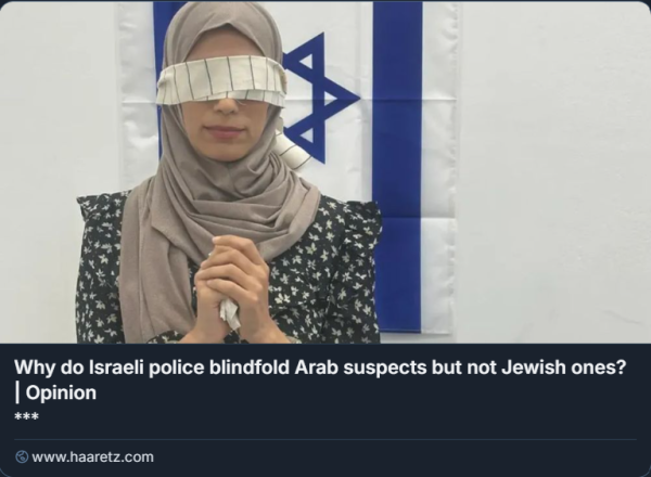 Fotografia di Intisar Hijazi bendata e ammanettata davanti a una bandiera israeliana durante il suo arresto, scattata dalla polizia israeliana. Crediti: Screenshot da X