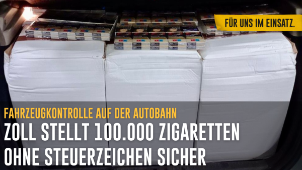 Bild: Foto in den Kofferraum des kontrollierten Fahrzeug. Nebeneinander stehen drei weiße Pappkartons. Auf den Kartons liegen mehrere Stangen Zigaretten
Text: Fahrzeugkontrolle auf der Autobahn / Zoll stellt 100.000 Zigaretten ohne Steuerzeichen sicher