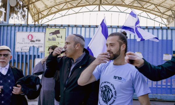 El vicealcalde de Jerusalén, Arieh King (centro), celebrando el cierre de la UNRWA en Jerusalén Este, ante sus oficinas, el 30 de enero de 2025. (Patricia Martínez / EFE)