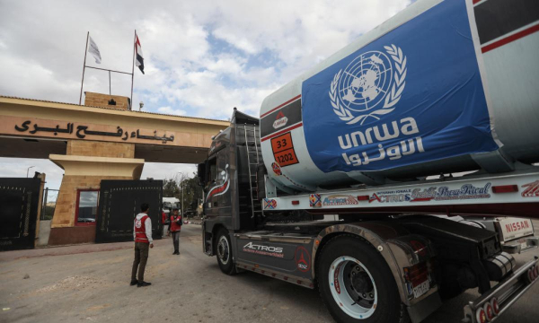 Un camión de UNRWA cargado de fuel, a la espera de cruzar a Gaza desde Egipto por Rafah, en noviembre de 2023. (Gehad Hamdy / picture alliance via Getty Images)