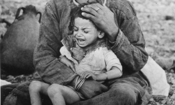 Una madre palestina y su hijo, expulsados de su casa en la región de Ramala (Cisjordania), fotografiados cerca de Jerusalén en diciembre de 1948. (PhotoQuest via Getty Images)