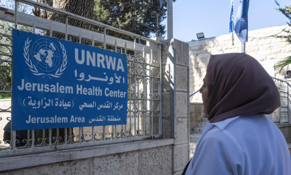 Entrada de uno de los ambulatorios de la UNRWA en el este de Jerusalén, en una imagen del 29 de enero de 2025. (Magda Gibelli / EFE)