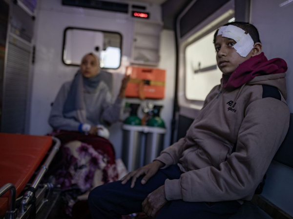 Foto van twee (zo te zien niet zwaar-) gewonde Palestijnen in een ambulance. De jonge vrouw achterin de ambu is wat onscherp op de foto, maar heeft haar rechterhand in het verband. Een jongen van een een jaar of elf op de voorgrond heeft verband/grote pleisters op zijn hoofd (links van en linksboven zijn linkeroog, gelukkig heeft hij beide ogen nog).

Tekst onder de foto in de NOS-liveblog over het Midden-Oosten:
Zieke en gewonde kinderen steken als eerste de grens over vanuit Gaza naar Egypte