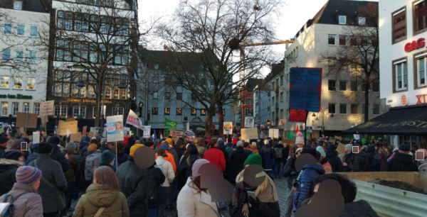 Start des Demozuges mit vielen Menschen in Köln