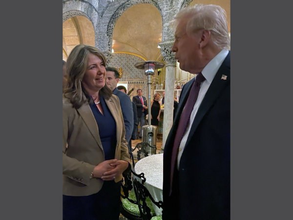 Danielle Smith schmoozing at Mar-a-Lago with convicted rapist and felon Trump. Ready to sell out CANADA.