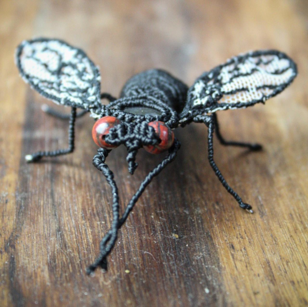 Makramee - Fliege 
Da steckt wirklich viel Arbeit drin. Ich hab mal was neues ausprobiert - und zwar die Flügel. Die sind nicht geknüpft, sondern aus Draht, einem Stück Nähseide und einem Netz geformt.