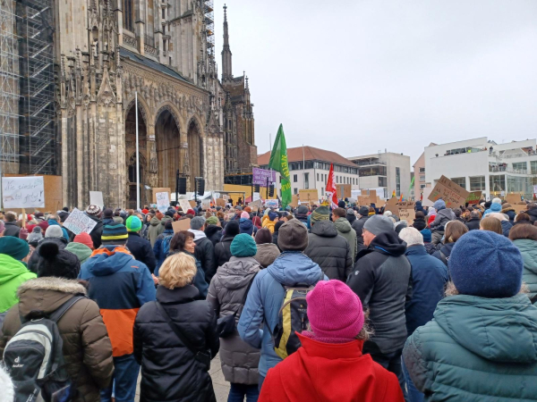 Demonstration auf dem Münsterplatz in Ulm.