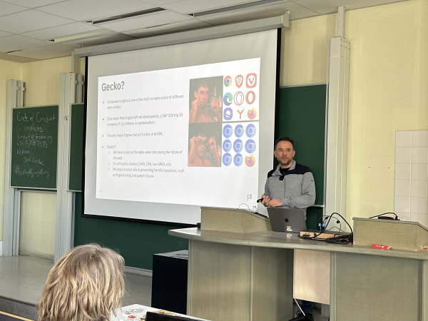 Sylvestre Ledru presenting at FOSDEM 2025 