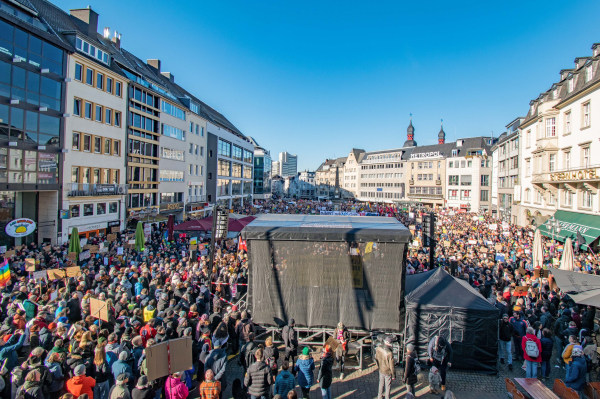 Sie demonstrierten für Demokratie und gegen Rechts.