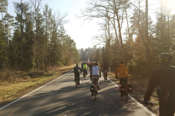 Gedenkfahrt für Natenom am 02.02.2025 in Pforzheim: knapp 400 Radfahrer auf dem Weg zur Unfallstelle auf einer Landstraße.