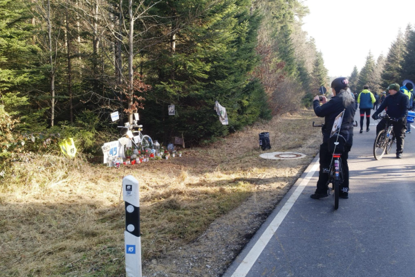 Gedenkstätte für Natenom an dessen Sterbeort am Waldrand an einer Landstraße bei Pforzheim.