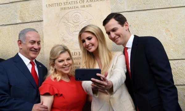 Benjamín Netanyahu, su esposa Sarah, Ivanka Trump y su marido, Jared Kushner, inaugurando la embajada de EEUU en Jerusalén, en 2018. (Anadolu Agency via Getty Images)