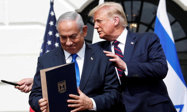 El primer ministro de Israel, Benjamin Netanyahu, junto al presidente de Estados Unidos, Donald Trump, tras firmar los Acuerdos de Abraham en Washington, el 15 de septiembre de 2020. (Tom Brenner / Reuters)