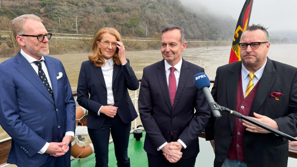 Volker Wissing, Petra Berg, Andy Becht und Eric Oehlmann bei der Wiederinbetriebnahme der Schleuse Müden.