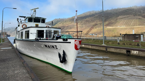 Nahaufnahme des Schiffes, mit dem Volker Wissing die Schleuse Müden passierte.