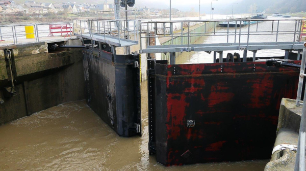 © WSV. Nahaufnahm der Schleuse Müden, die gerade geöffnet wird.