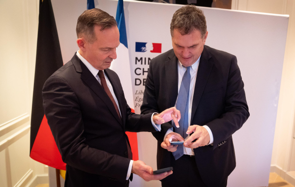 Volker Wissing mit seinem französischen Amtskollegen, Verkehrsminister Philippe Tabarot. 

