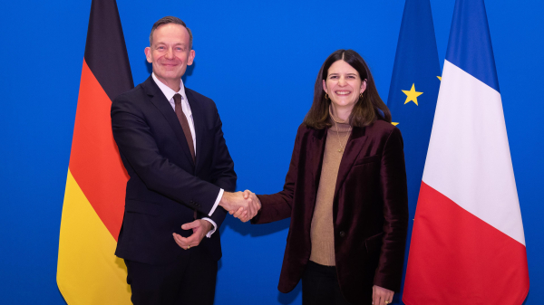 Volker Wissing ist in Paris und trifft dort unter anderem die französische Staatsministerin für Digitales und KI, Clara Chappaz. Auf dem Foto schütteln Sie sich die Hand, im Hintergrund sieht man die Flaggen von Deutschland, der EU und Frankreich.

