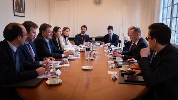 Auf dem Foto sieht man einen großen Tisch, an der linken Seite sitzt der französische Verkehrsminister Philippe Tabarot mit weiteren Vertretern, auf der rechten Seite sitzt Volker Wissing mit weiteren Mitarbeitern. 

