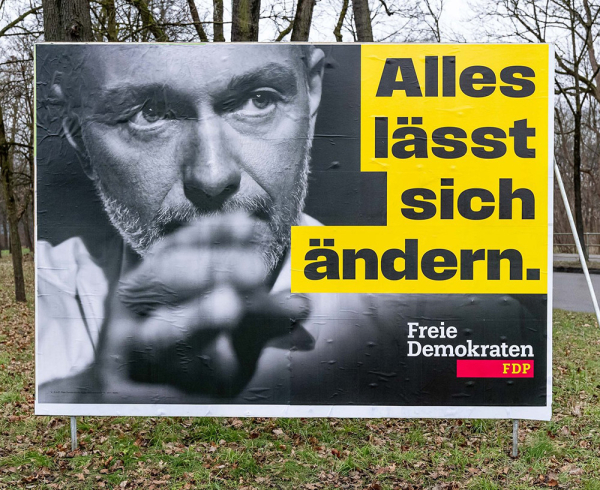 Christian Lindner auf einem Wahlplakat der FDP. Daneben der Slogan "Alles lässt sich ändern."