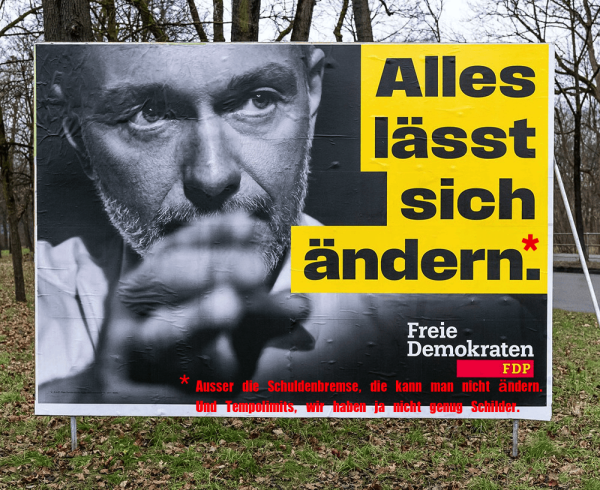 Wahlplakat von Christian Lindner (FDP, kleiner-5%-Partei, Arbeitsverweigerer). "Alles lässt sich ändern.", mit der Anmerkung das sich anscheinend die Schuldenbremse und das Tempolimit doch nicht ändern lassen.