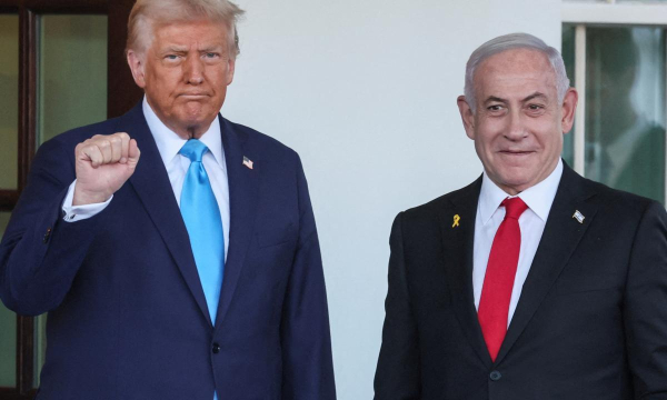 Donald Trump y Benjamin Netanyahu, saludando a la prensa antes de entrar en el Despacho Oval, el 5 de febrero de 2025. (Leah Millis / Reuters)