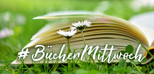 Ein Buch liegt aufgeschlagen auf einer Wiese, mit zwei Gänseblümchen. Text dazu: #BücherMittwoch