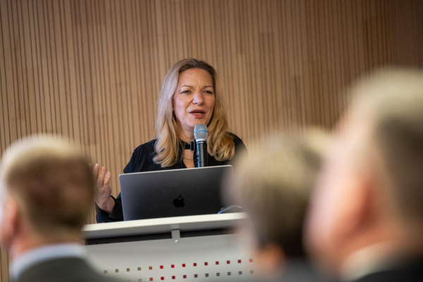 AWI-Direktorin Antje Boetius am Mikrofon. Sie hielt den Keynote-Vortrag bei der Eröffnungsfeier. 