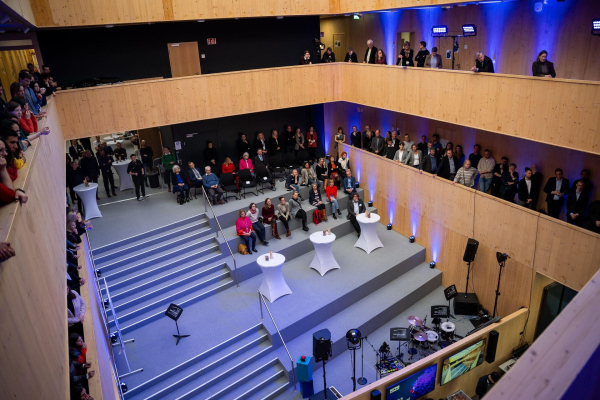 Blick von oben in das Atrium des neuen HIFMB-Gebäudes. 