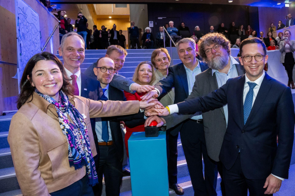 Gruppenfoto. Von links: Dr. Iliana Baums (HIFMB), Dr. Ralph Bruder (University of Oldenburg), Stefan Müller (BMBF), Dr. Karsten Wurr, Dr. Antje Boetius (both AWI), Dr. Karin Lochte, Jürgen Krogmann (City of Oldenburg), Dr. Helmut Hillebrand (HIFMB), Falko Mohrs (MWK)