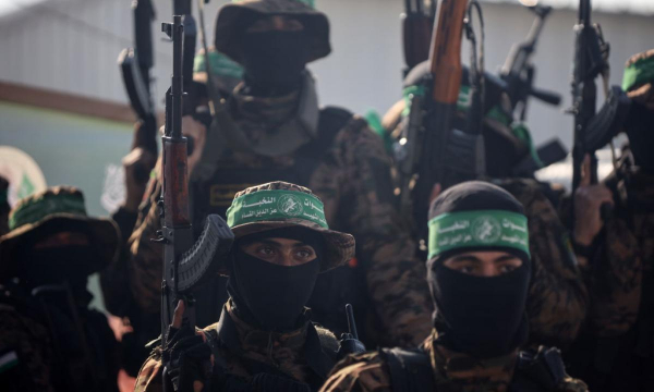 Integrantes del grupo islamista Hamás armados en el funeral de tres altos cargos de las Brigadas Al Qassam este martes (Majdi Fathi vía getty images)