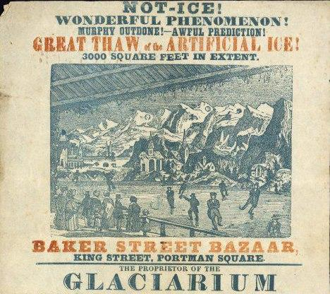 Ein historisches Plakat, das eine Eislaufveranstaltung im Glaciarum bewirbt. Es zeigt eine skizzenhafte Darstellung von Menschen, die auf einer künstlichen Eisfläche eislaufen, umgeben von Gebäuden und Zuschauern. Der obere Teil des Plakats enthält den Text „NOT-ICE! WONDERFUL PHENOMENON!“ in großen, auffälligen Buchstaben. Am unteren Rand steht „BAKER STREET BAZAAR“ und Informationen über die Veranstaltung.