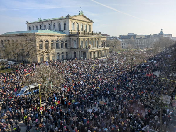 Der Opernplatz voller Menschen